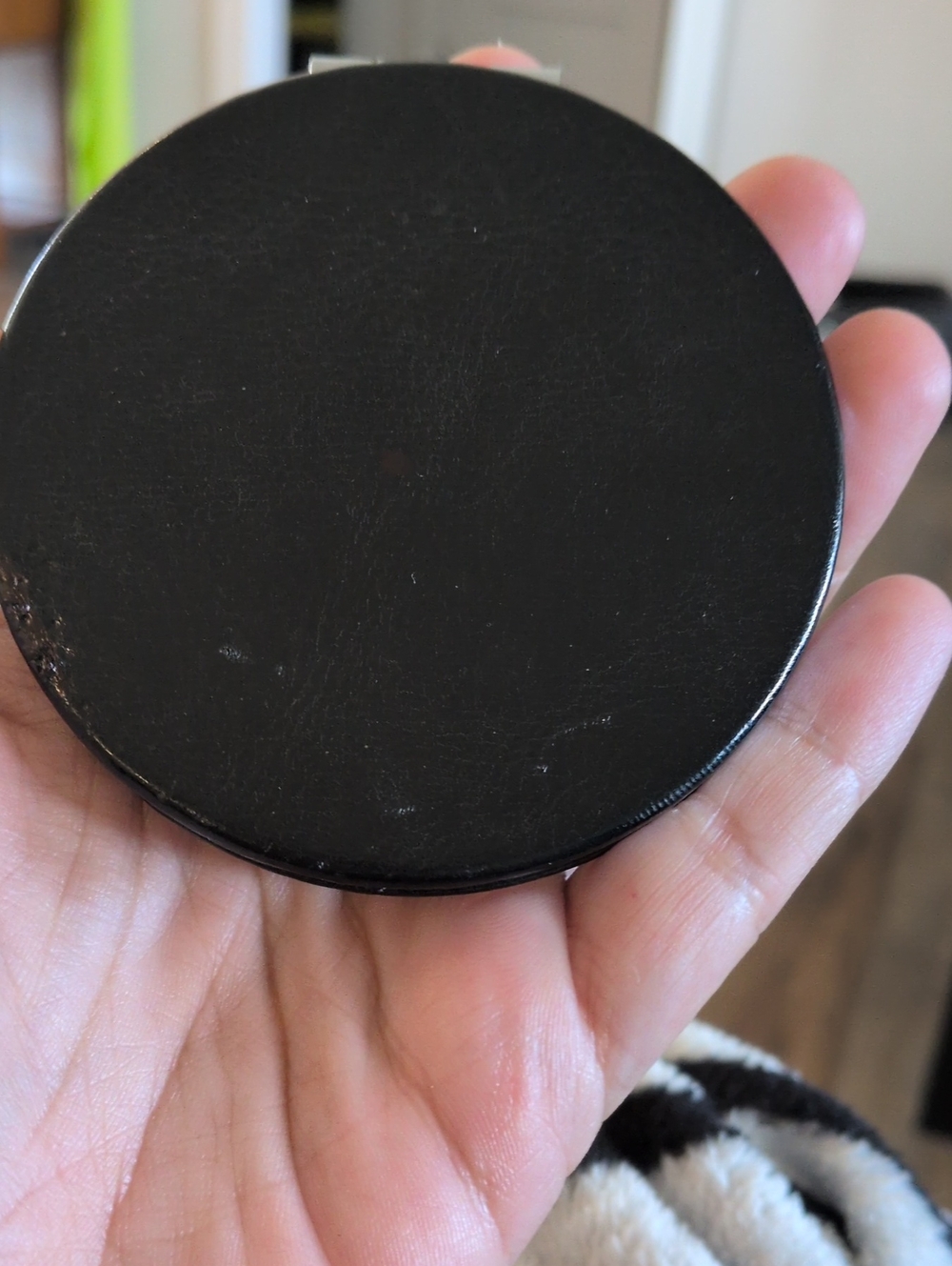Black Compact Phone Grip - Sleek Handheld Accessory